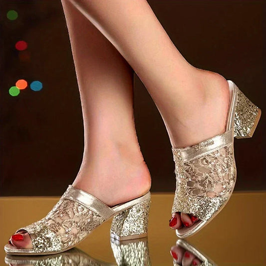 Kvinnens sandaler med paljetter og glitterdekor